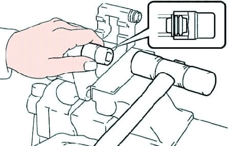 Reparación del mecanismo de freno de la rueda delantera de Toyota Camry