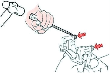 Reparación del mecanismo de freno de la rueda delantera de Toyota Camry