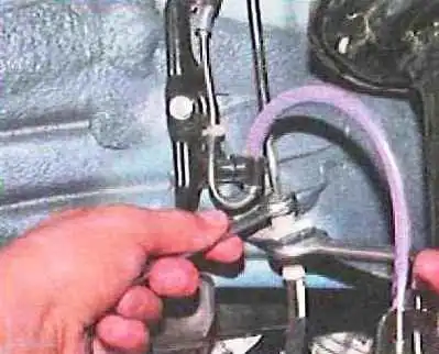 Как заменить тормозные шланги и трубки автомобиля Toyota Camry Как заменить тормозные шланги и трубки автомобиля Toyota Camry