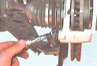 Reparación del mecanismo de freno de la rueda delantera de Toyota Camry