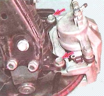 Reparación del mecanismo de freno de la rueda delantera de Toyota Camry