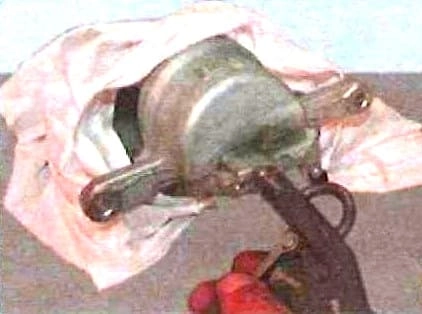 Reparación del mecanismo de freno de la rueda delantera de Toyota Camry