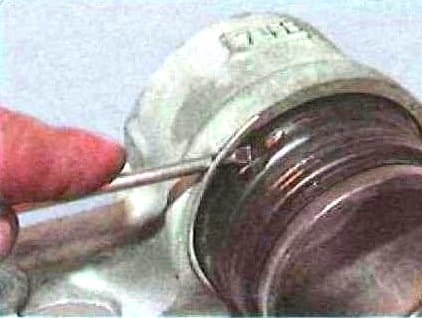 Reparación del mecanismo de freno de la rueda delantera de Toyota Camry