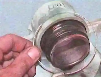 Снятие и ремонт суппорта автомобиля Тойота Камри