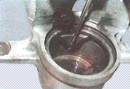 Reparación del mecanismo de freno de la rueda delantera de Toyota Camry