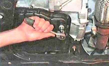 Checking and changing oil in manual transmission and automatic transmission