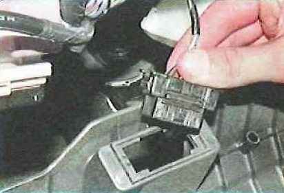 Removing and installing the Toyota Camry automatic transmission control selector