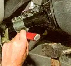 Выверните с помощью зубила и молотка 