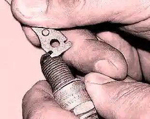 отрегулируйте его подгибкой бокового электрода