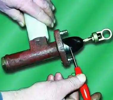 ремонт главного цилиндра привода выключения сцепления