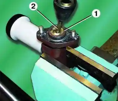 ремонт главного цилиндра привода выключения сцепления