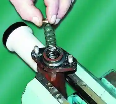 ремонт главного цилиндра привода выключения сцепления