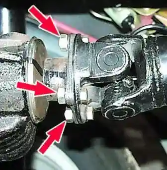 отверните четыре гайки крепления карданного вала к фланцу 