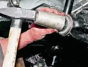 Оправкой подходящего размера запрессуйте новый сальник