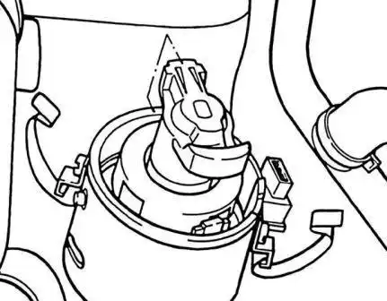 Одновременно метка на бегунке распределителя должна совпадать с меткой на краю корпуса распределителя
