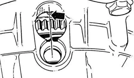 Коленвал стоит в положении ВМТ для 1 цилиндра, если метка на маховике (стрелка) совпадаете соответствующей меткой на картере сцепления 