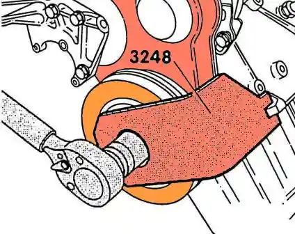 Вывинтить центральный болт виброгасителя коленвала