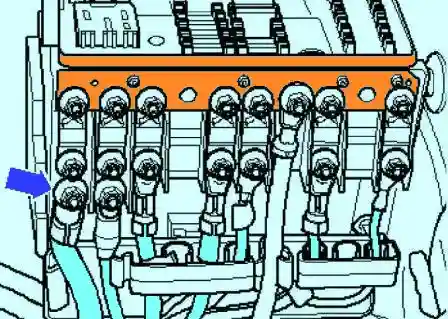 Крепление кабеля генератора к колодке предохранителей