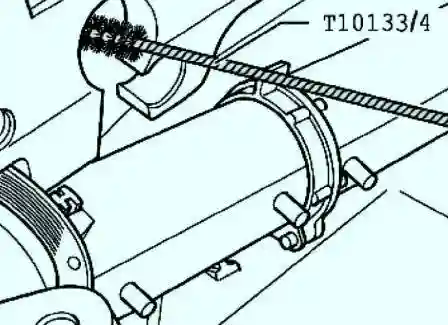 Очистка отверстий в ГБЦ нейлоновой цилиндрической щеткой 