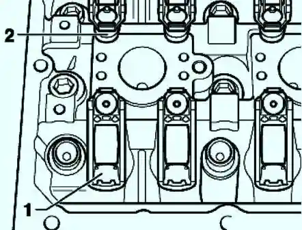 Установка стержней клапанов в соответствующие опорные элементы 
