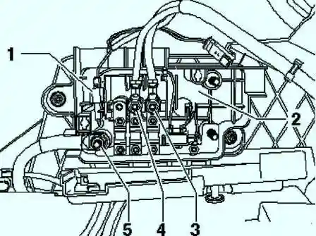 Крепежные гайки главного блока предохранителей 