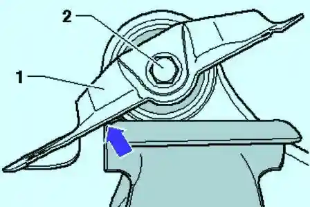 Установка продольного рычага в тиски 