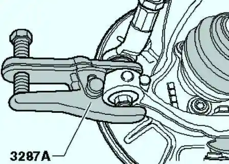 Выпрессовка наконечника рулевой тяги из корпуса колесного подшипника