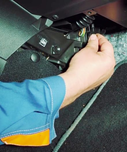 Как заменить фильтр салона автомобиля Lada Xray