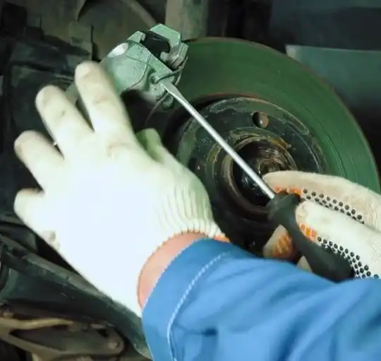 Как заменить передние тормозные колодки Лада Хрей