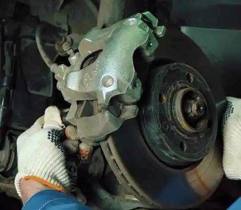 Как заменить передние тормозные колодки Лада Хрей