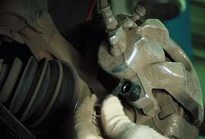 Как заменить передние тормозные колодки Лада Хрей