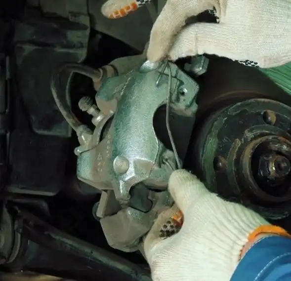 Как заменить передние тормозные колодки Лада Хрей