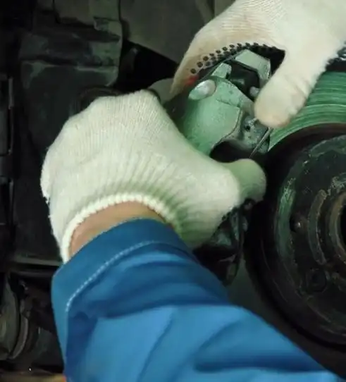 Как заменить передние тормозные колодки Лада Хрей