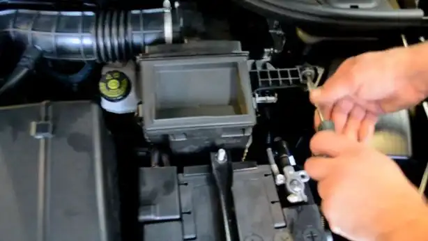 Снятие и установка воздушного фильтра двигателя Лада Хрей Снятие и установка воздушного фильтра двигателя Лада Хрей