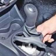 Cómo quitar el revestimiento del túnel del piso de Renault Logan