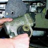 How to remove the steering gear of a Gazelle car