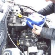 Cambio de aceite y filtro de aceite del motor K7M de un coche Lada Largus