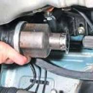 Extracción de las unidades de rueda de la caja de cambios JH3 del automóvil Lada Largus