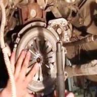 Desmontaje e instalación de discos de embrague de un automóvil Lada Largus