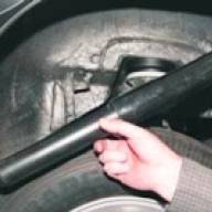 Austausch des Stoßdämpfers der Hinterradaufhängung Niva Chevrolet