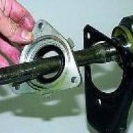 Ersetzen des Lagers und der Öldichtung des Gehäuses des Innengelenks des Antriebs und der Halterung zur Befestigung der Vorderachse des Niva Chevrolet
