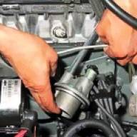 Flushing the crankcase ventilation system of a Chevrolet Niva car